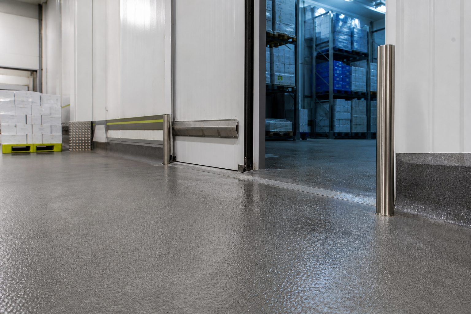 Polyurethane-cement floor at a cold-storage and freezer threshold