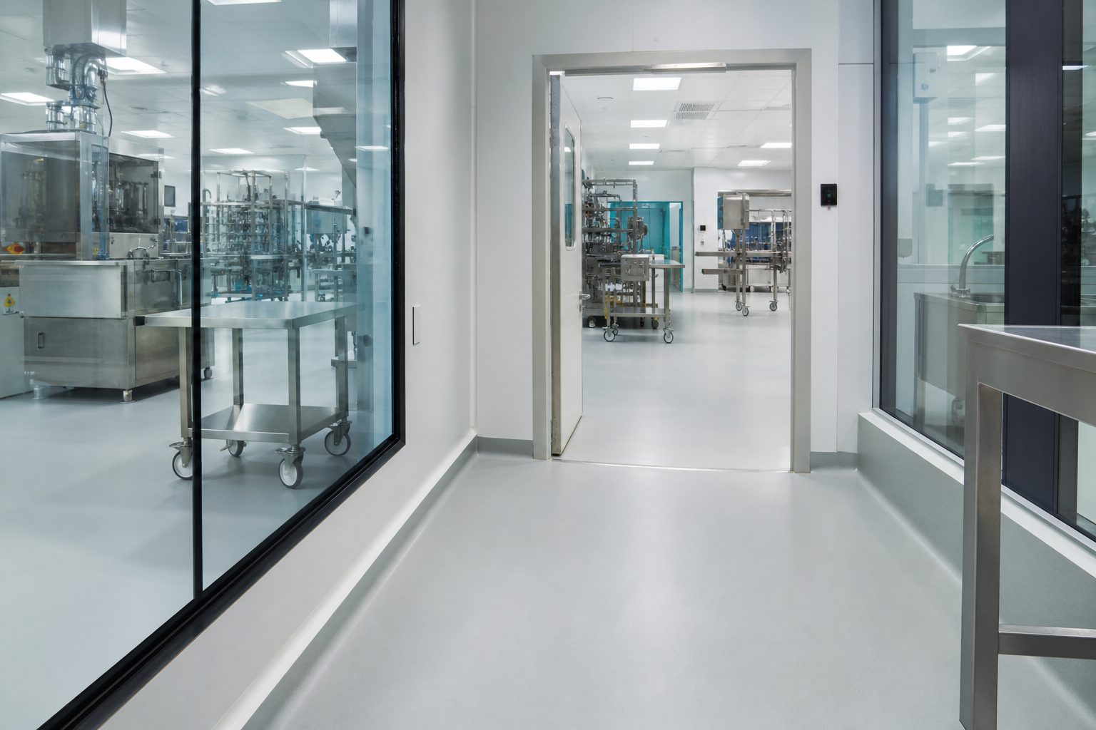 Seamless cleanroom resin floor with glazed pharmaceutical production rooms